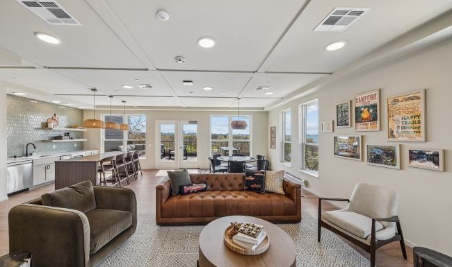 LAKESIDE LUXURY